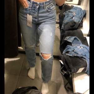 Blåa jeans med hål på knäna från Zara. Köpt förra året men försmå i storleken så i bra skick. Köparen står för frakten 💓