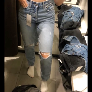 Blåa jeans med hål  - Blåa jeans med hål på knäna från Zara. Köpt förra året men försmå i storleken så i bra skick. Köparen står för frakten 💓