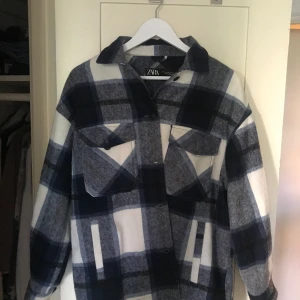 SHORTJACKA ZARA - Strl M  - Säljer mig helt oanvända shortjacka från Zara pga inte riktigt min stil. 