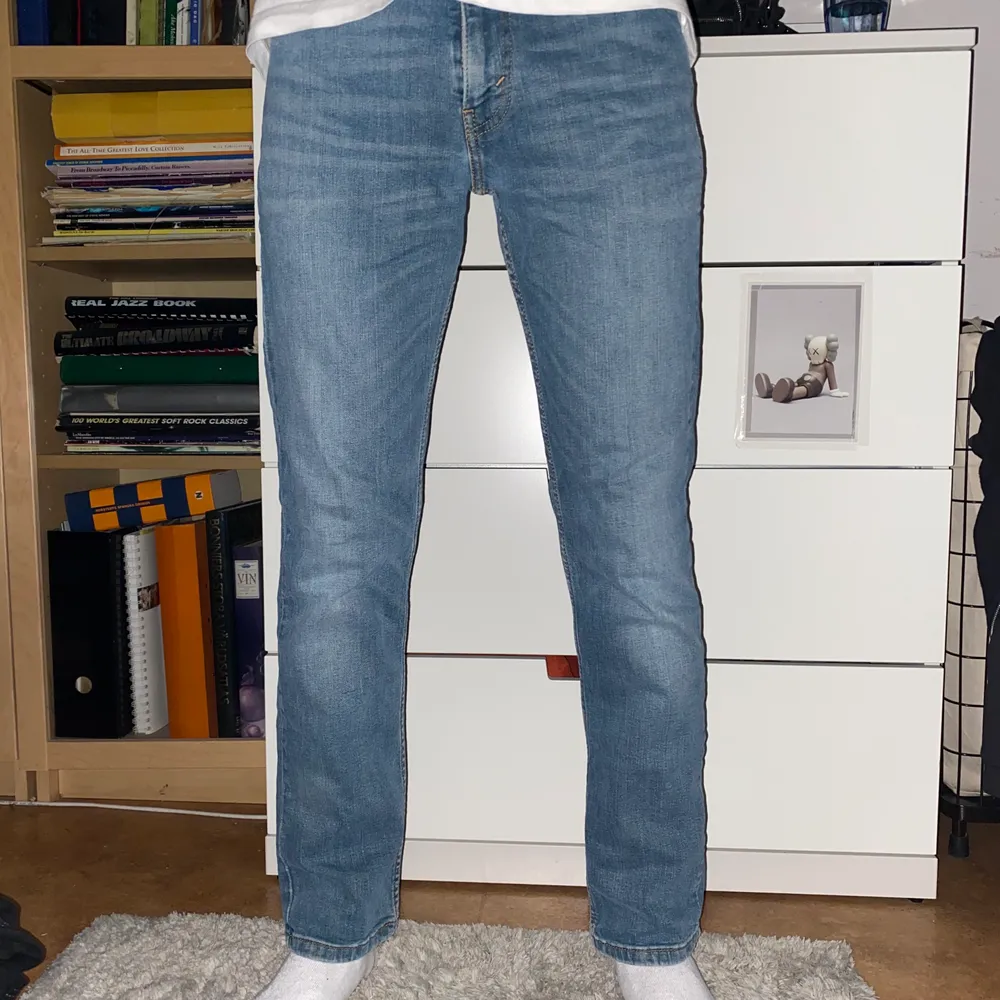 Ljusblåa 511 jeans från Levis i storlek 30/30. Säljer eftersom jag inte använder längre. Köpta för 1000kr säljer för 300kr. Kan mötas upp i Stockholm eller så betalar du frakt. . Jeans & Byxor.