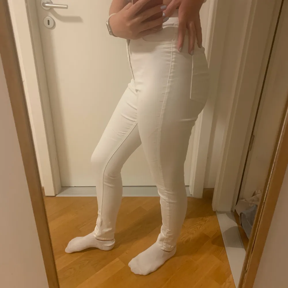 Vita jeans från HM i storlek 40 men som passar mig som vanligtvis har s/m. Sitter helt perfekt och är otroligt sköna samt i topp skick. Söker pga de inte kommer till användning. Pris kan diskuteras. Pris exkl frakt. Jeans & Byxor.