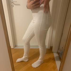 Vita jeans från HM i storlek 40 men som passar mig som vanligtvis har s/m. Sitter helt perfekt och är otroligt sköna samt i topp skick. Söker pga de inte kommer till användning. Pris kan diskuteras. Pris exkl frakt