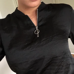 Svart silkes tröja - Säljer denna då den är för kort för mig. Det är resår längst ner på tröjan (se bild 3) 💞 den är storlek 38 men skulle säga att den är lite liten i storleken.