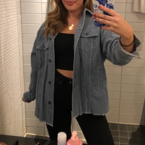 Zara jacka - Jacka från Zara i fint skick, färgen är mer ljusblå irl 🦋 Storlek S men modellen är oversized, köparen står för frakt 😇 nypris 399kr 