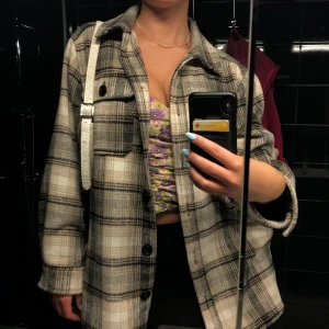 Fräsch rutig jacka/kappa, H&M!!! - Vill du inte va mainstream och köpa en av de typiska Zara rutiga jackorna? KÖP DÅ DENNA, herregud vad många frågat vart jag köpt denna de gånger jag haft på mig de. Har ny höstjacka, säljer denna pga det MEN wow, den väntar på DIG;)