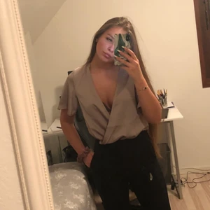 Beige silkesbody - sitter ganska lös så passar S/M, använt fåtal ggr o är i nyskick. kan mötas runt malmö området elr så står köparen för frakten 💜