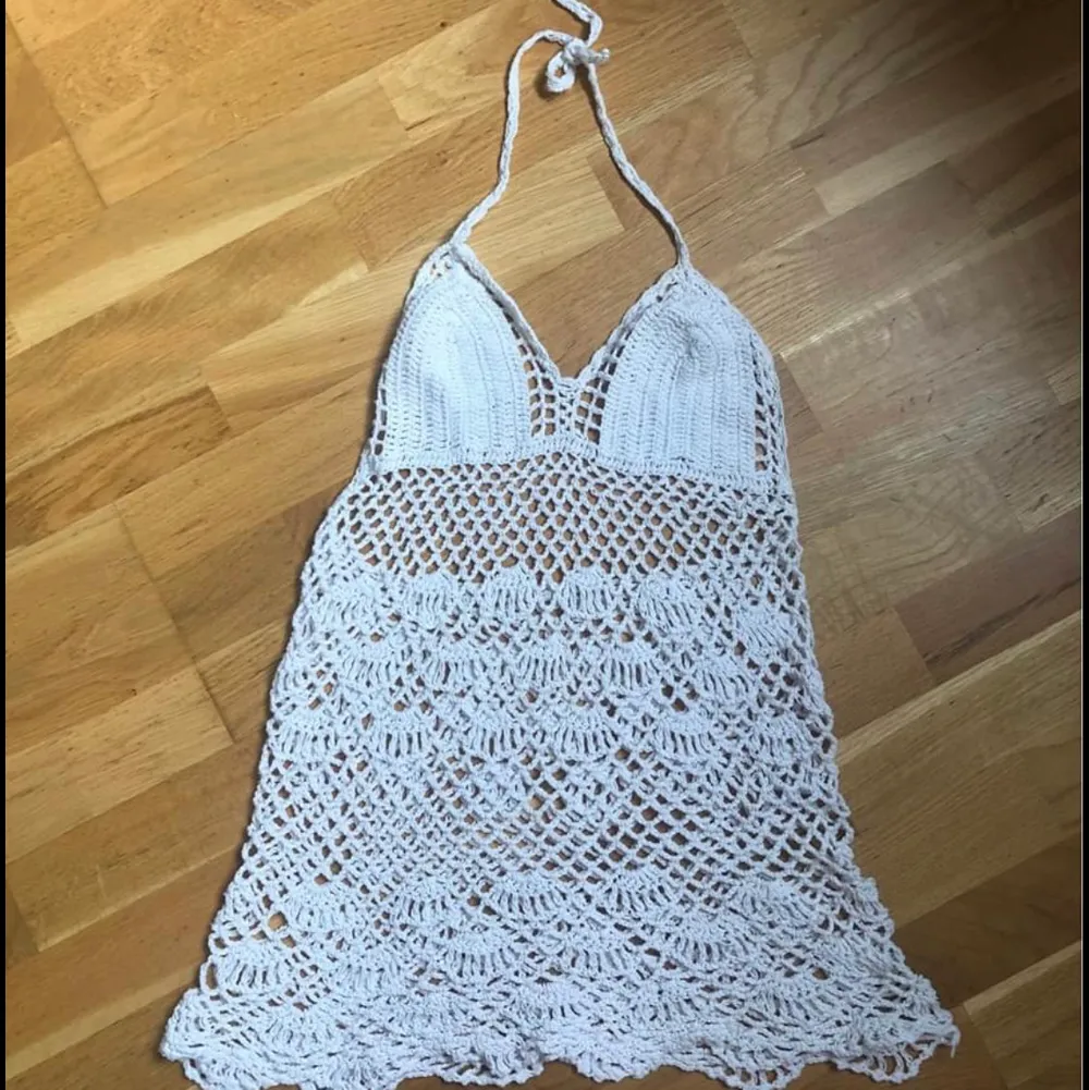 The perfect dress to wear over your bikini in summer/ at festivals! White & handmade in Bali! Great condition, like new! The material is strechy and it has a tie at the neck so the size is flexible.. Klänningar.