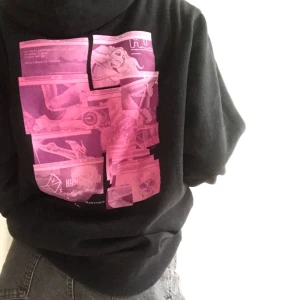 Huf hoodie  - Skitcool svart huf hoodie i strl L som är slutsåld på hemsidan🤩 Nypris 800🤟🏽 om flera är intresserade kan ni buda i kommentarerna eller privat! Endast seriösa köpare!