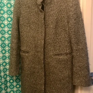 H&M kappa ullblandning - Kappa från H&M i ullblandning. Köptes 2013 men är hel, ren och i väldigt fint skick.