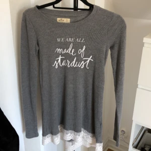 Klänning  - Superfin klänning från hollister storlek xs. Fina spets detaljer nertill.