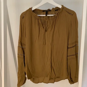 Fin blus  - Otroligt fin blus från skott Scotch & Soda! Nypris ligger på ca 1600. Färg som passar till det mesta! Säljer då jag har för många blusar. Den sitter otroligt fint på. Inte tajt så man knappt kan böja på armarna men inte heller så det blir ett tält. Super fin!! PRIS: 200 inklusive frakt 