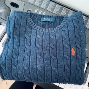 RALPH LAUREN - Kabelstickad Ralph Laurentröja, strl M, använd men i fint skick 