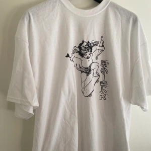 Oversized t-shirt - Jättesnygg oversized t-shirt ifrån Daisy street!🤩 helt ny och endast testad en gång, storlek XL vilket gör att den sitter jättefint om man vill ha en oversized t-shirt, älskar motivet och den passar till allt! Frakt tillkommer✨