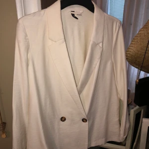 Krämvit Kavaj/blazer - Jättefin och skön, krämvit Kavaj/blazer från H&M i storlek S. Säljer pga att den inte kommer till användning längre, tyvärr. Frakt 63kr, kan möjligtvis mötas upp i Stockholm, Upplands Väsby