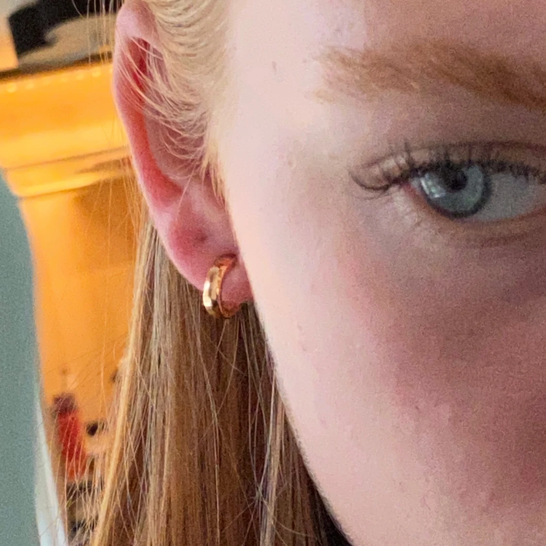 Guldiga örhängen ringar