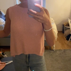 Stickad väst  - Rosa stickad väst som är öppen på sidorna, köpt på någon butik i Spanien för drygt 1 år sedan, har använts ca 3ggr💗 frakt tillkommer köpare står för frakt☺️
