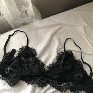 ”Spets-bh” från Nakd  - Säljer denna superfina spets-bh från nakd då den tyvärr inte passar mig:( nypris 180 men säljer för 90 eller högsta bud. Använd endast några få gånger men i toppskick. Köparen står för frakten💕
