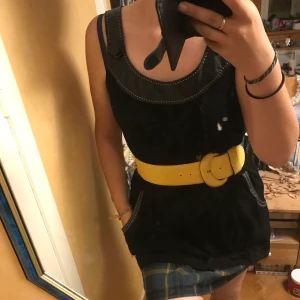 Svart klänning/tunika strl 40/42 - Svart klänning eller tunika (beroende på hur lång du är) från KappAhl med vita sömmar och slta detaljer, använd en gång 💞 storlek Medium eller 40/42 (frakt ingår ej)