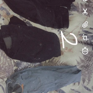 Molly jeans ( bra skick ) - 1an är i storlek XS bra färg sitter bra stretchiga, 2an är i storlek S och sitter bra å har kvar färgen, 3an storlek XS fin färg, 2an har liten riv märke på bakfickan men inget som störs, 150 kr styck