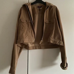 croppad skjorta - köpt på beyond retro, deras storlek var XL men tröjans egna storlek är M. Jag tycker att detta är mer en Mstorlek!!