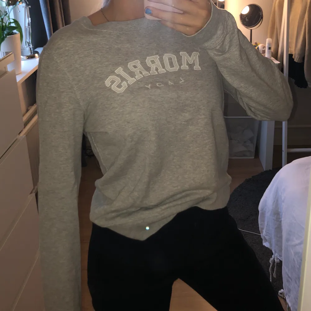 Nu säljer jag min jättefina Morris Lady sweatshirt för att jag ej använder den längre. Den är lite oversized i modellen så den passar mer en S/M istället för XS som den är i. Den är ca ett år gammal men har använt den max 6/7 gånger. (Köparen står för frakten). Tröjor & Koftor.