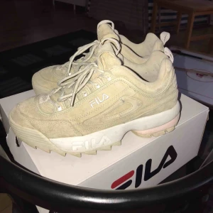  - Sparsamt använda Fila disruptor sneakers köpta i våras, säljs i orginalförpackning, har små fläckar som syns på bild, tvättas självklart bort innan de skickas  Kan mötas upp i Uppsala annars står köpare för frakt 