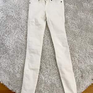 Vita lågmidjade slim jeans från Dr Denim, aldrig använda