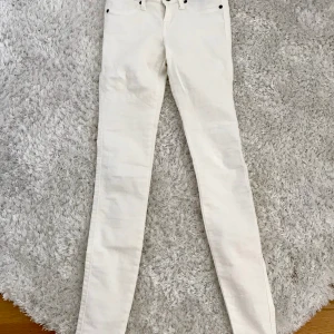 Vita byxor - Vita lågmidjade slim jeans från Dr Denim, aldrig använda