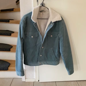 Ribbad grön/blå höstjacka - Används inte. KÖPAREN står för frakt