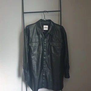 Svart skjorta  - Svart skjorta Zara