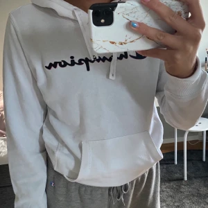 Champion hoodie - En vit champion hoodie men mörkblå text. Jätte skön och sitter jätte fint på. Säljer eftersom den inte kommit till användning så mycket.💗💗 HÖGSTA BUD 170kr