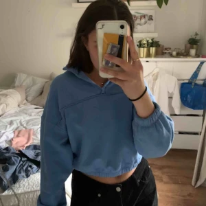  - Superfin blå sweatshirt med dragkedja ifrån Weekday. Passar både S/M. Köparen står för frakt❤️