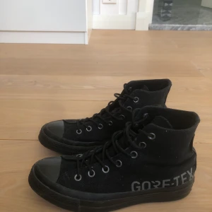 Converse Gore Tex - Converse Gore Tex. Perfekta till höstens tuffa väder. Storlek 39. I bra skick.                                                             Ställ frågor och buda i kommentarerna!