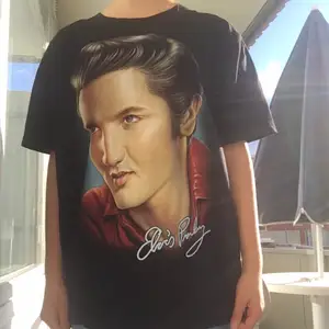 Vintage oversized Elvis Presley t-shirt, skön material och har bara använt den några gånger så den är i jättebraskick! 💕 Den är 100% bomull🤍🤎 Jättebra kvalite! Kan skicka mer bilder om du vill! Kan sälja den för lägre om du vill :) frakten kostar 50kr.🎸