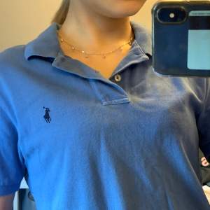 blå ralphlauren i  polo, säljer likadan i pastellrosa🤗 bra skick, BUDA