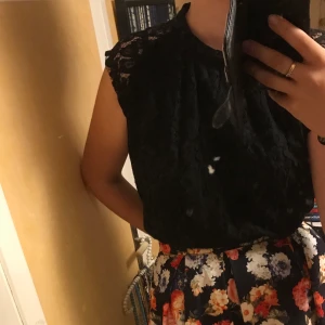 Svart Spetstop strl XL - Svart spetstop storlek XL från indiska. Knappt använd. Storleken är lite liten, så kan nog tänka mig att den är mer L än XL (frakt ingår ej)