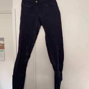 Ridbyxor - Ridbyxor från domino, helskodda. Supersnygga, fin passform och sköna! Dem är andvända en del men inget som syns, dem är i bra skick. Varigt mina favoriter länge men nu försmå för mig tyvärr:/ 💘💘