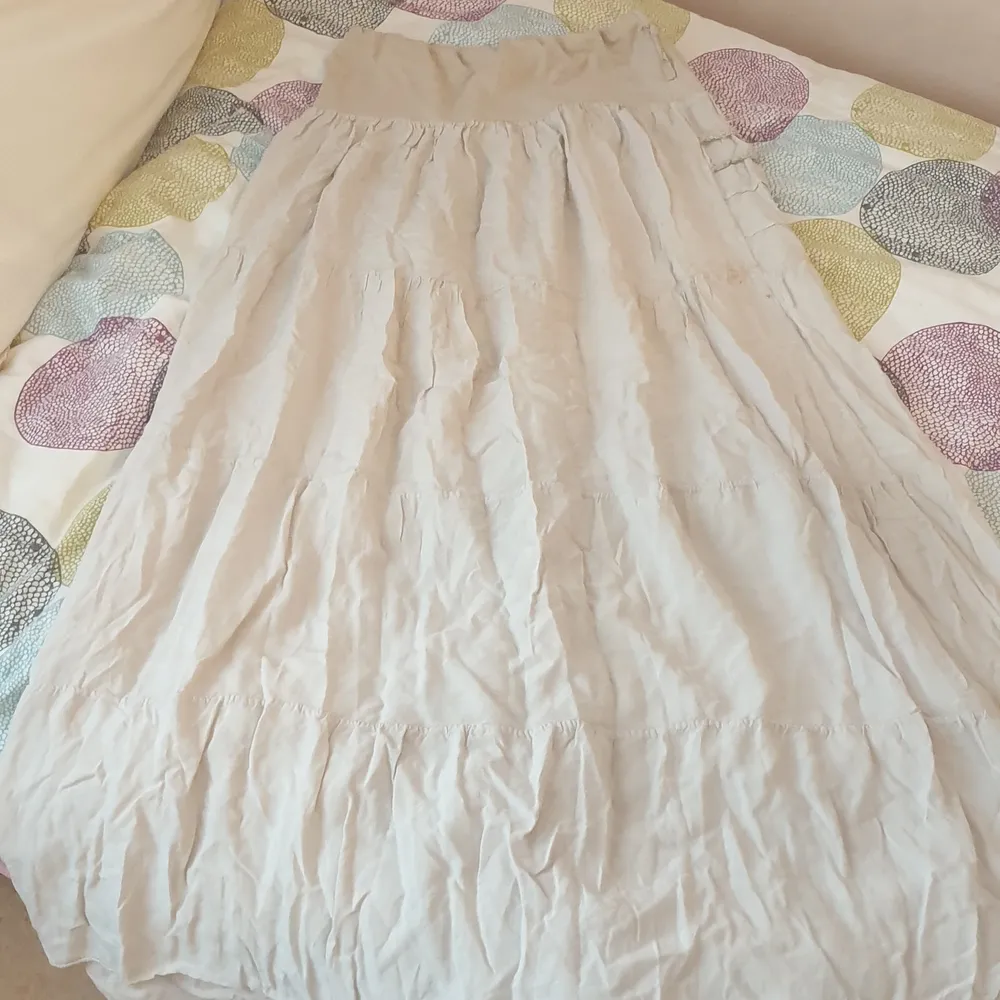 En mjuk beige lång kjol. Perfekt för sommaren. Kjolar.