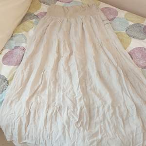 En mjuk beige lång kjol. Perfekt för sommaren