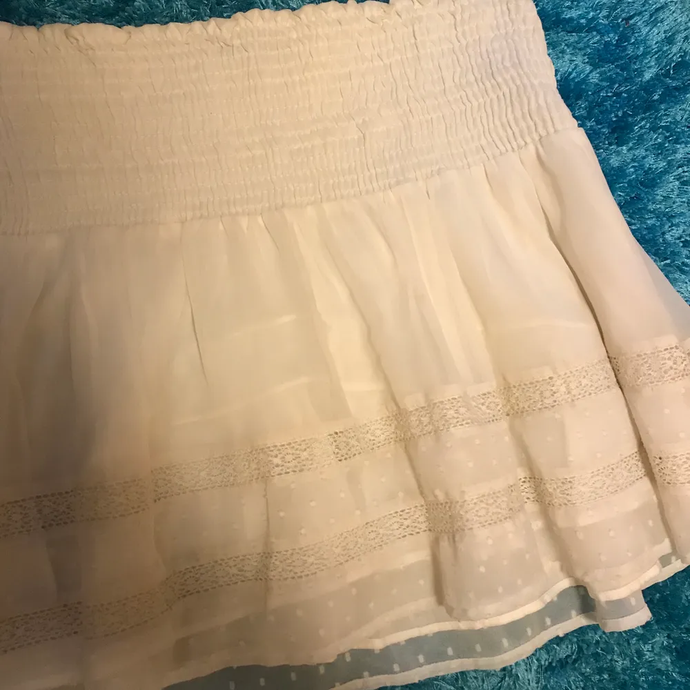 Vit söt kjol strl medium eller large, midjan är elastisk. Använd en gång, i nyskick. Två lager tyg broderat🖤 (frakt ingår ej). Kjolar.