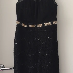 Svart klänning - Svart kort klänning, stl 38-40 passar bra på 40 jätte fin, hög hals