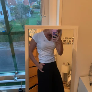 Vit Ralph Lauren tröja - Vit Ralph Lauren t-shirt med marinblå logga.  Knappt använd så i fint skick. Pris kan diskuteras. Möts gärna upp i Lund eller så står köparen för frakten. 