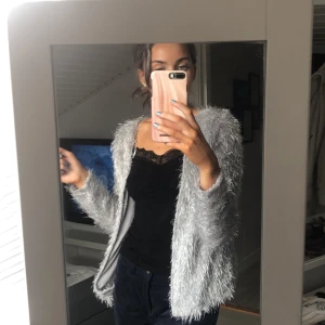 Kofta  - Jättemysig och fin kofta, sparsamt använd. Silverglittrig och passar utmärkt nu inför hösten. Buda buda! Startbud 50kr 