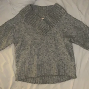 Stickad tröja  - Stickad tröja från hm som går över axlarna med ljup v-neck
