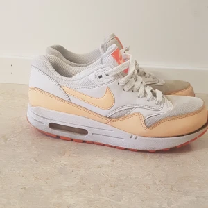 Nike Air skor  - Nike Air skor i storlek 40 (står det!) Men jag har storlek 40 och dom är för små för mig.  25.5 cm är dessa. 