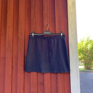 Marinblå mjukis kjol från primark - En superskön mjukis kjol från primark som jag köpte i london för 2 år sedan. Kan tyvärr inte ha den längre. I storlek M/40. Betalning sker via swish & kunden står för frakten ✨✨✨