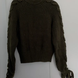 Grön stickad - Super snygg grön skrickad men trendiga långa ärmar.