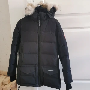 Canada goose jacka stl XS - Canada goose jacka stl XS, använd under 1 vinter. Köpt på Johnells. Nypris 8000kr. Går att köpa nu 6000kr. Pris går att diskutera vid snabb affär. 