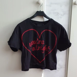 Magtröja/kort t-shirt från shock!  - Köpt på shock, lite använd. Står storlek L men skulle säga att den passar de med M. På mig är den lite oversized! Texten säger: you're alright.  👍