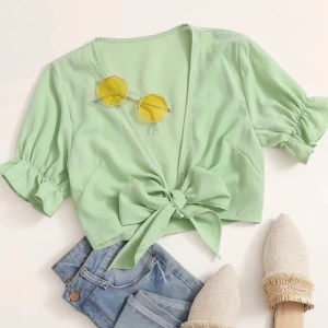 tie top - Mintgrön tie top från shein, ny i orginalförpackning! Storlek M men går att knyta till vilken storlek som helst. Frakt = 11kr🦋